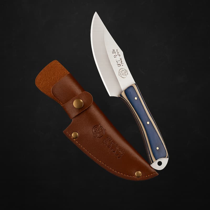 Couteau japonais à viande Aoshi™ avec lame en acier inoxydable, manche bois bleu et étui en cuir, présenté sur fond noir élégant.