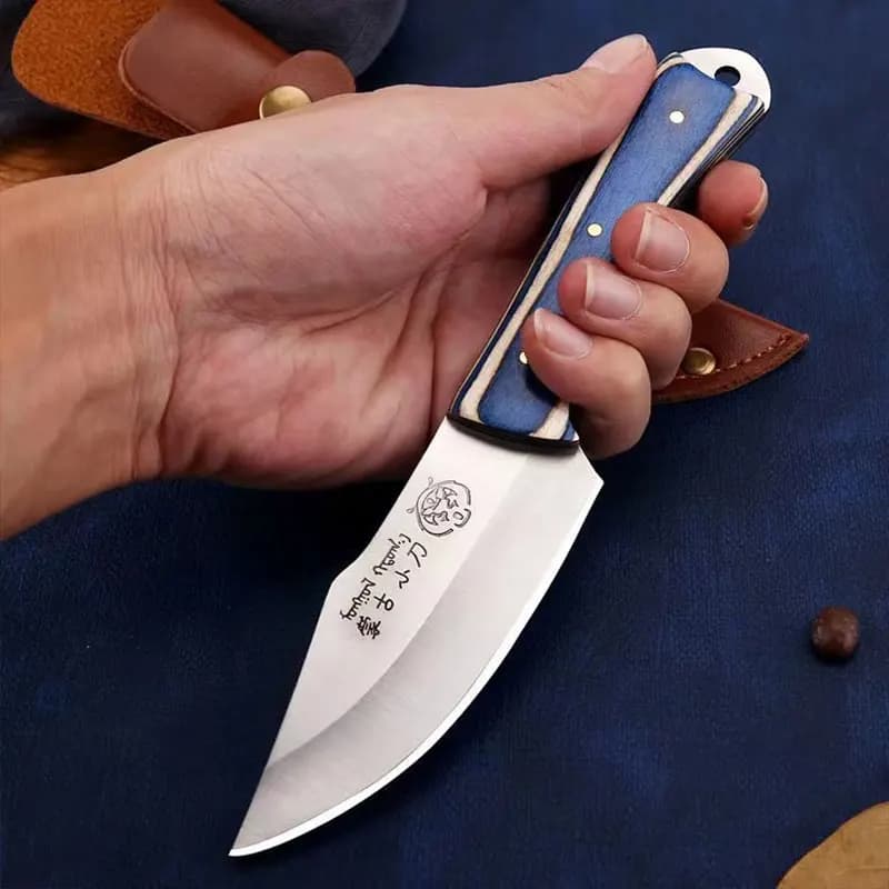 Couteau japonais Aoshi™ à viande avec lame inox et manche bois bleu, conçu pour précision et performance en cuisine.