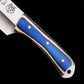 Gros plan sur le manche bois bleu poli du couteau japonais à viande Aoshi™, offrant une prise en main confortable et un style unique.