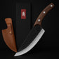 Image d’un couteau de désossage artisanal avec lame en acier noir martelé et manche en bois d’ébène, accompagné d’un étui en cuir et d’un coffret noir, style japonais minimaliste Blade Bushido.