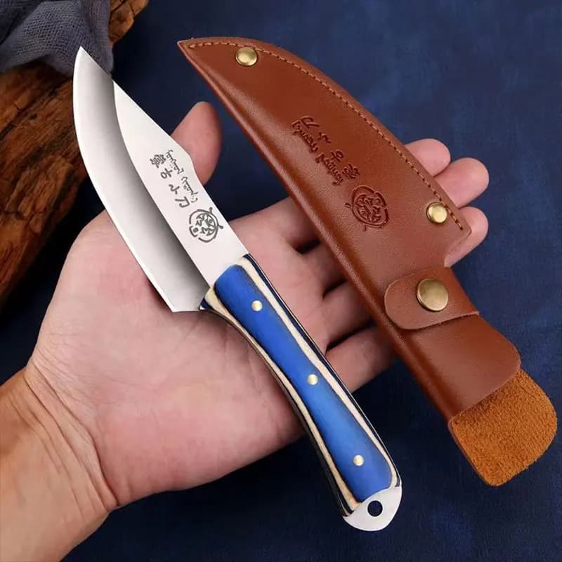 Couteau japonais à viande Aoshi™ avec lame en acier inoxydable, manche en bois bleu et étui en cuir, idéal pour désosser et découper avec précision. déposer dans une main