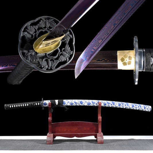 Magnifique katana de la femme samurai Tomeo Gozen en acier lame de couleur violet et fourreau blanc avec des motif de fleur bleu le katana et poser sur un présentoir en bois 