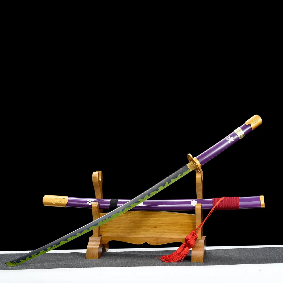 Gros plan sur la lame du katana Enma Purple One Piece, motif ondulé vert sur lame noire forgée main