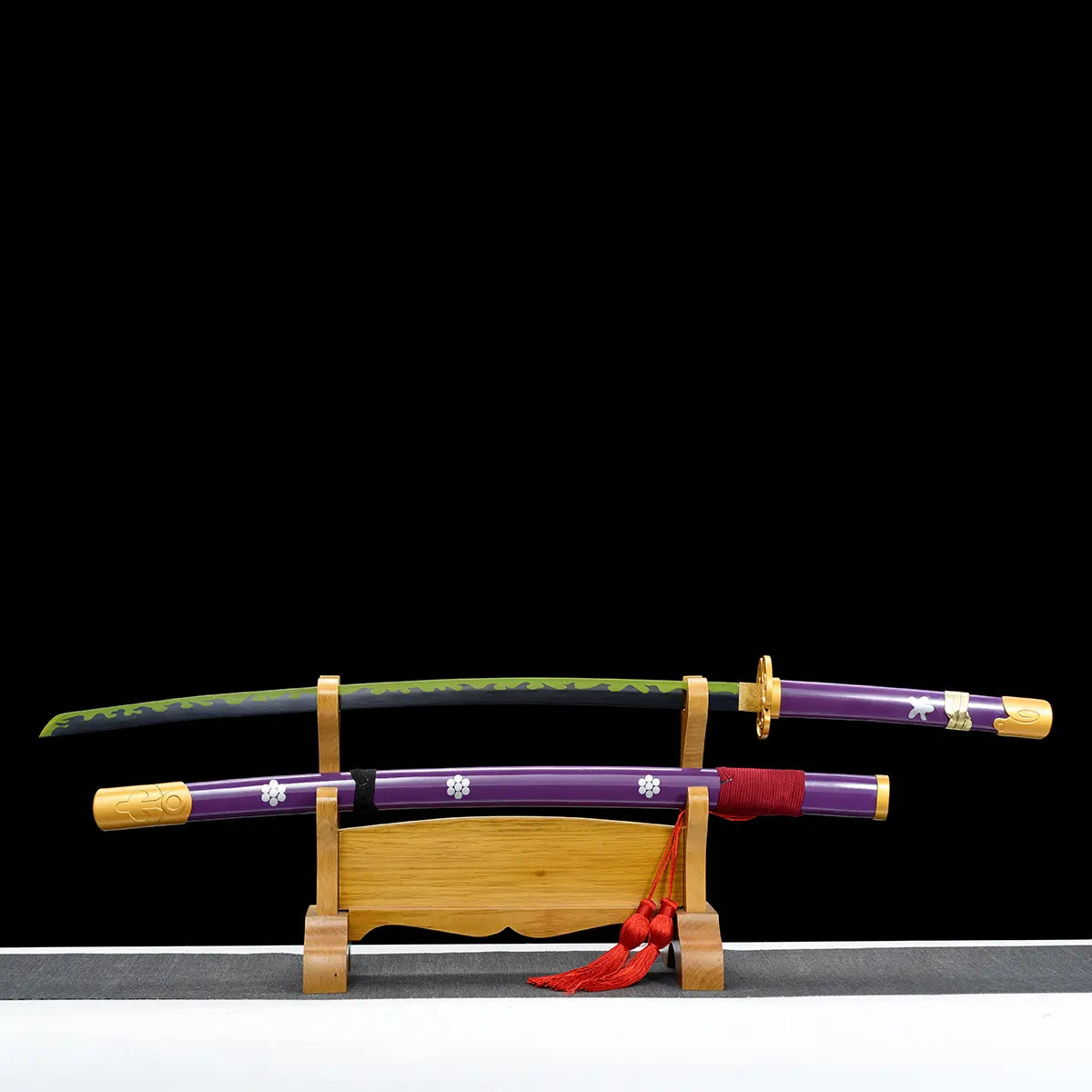 Réplique katana Enma Purple One Piece, lame noire décorée de motifs verts, fourreau violet et tsuba dorée sur support bois