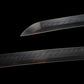 Gros plan sur la lame polie du katana japonais “Okinawa” en acier T10, révélant le hamon naturel.