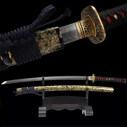 Katana japonais “Okinawa” en acier T10, vue complète lame dégainée et fourreau doré sur support.