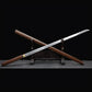 Katana japonais Shirasaya en bois de rose, lame acier 1060 forgée – présentation sur support.