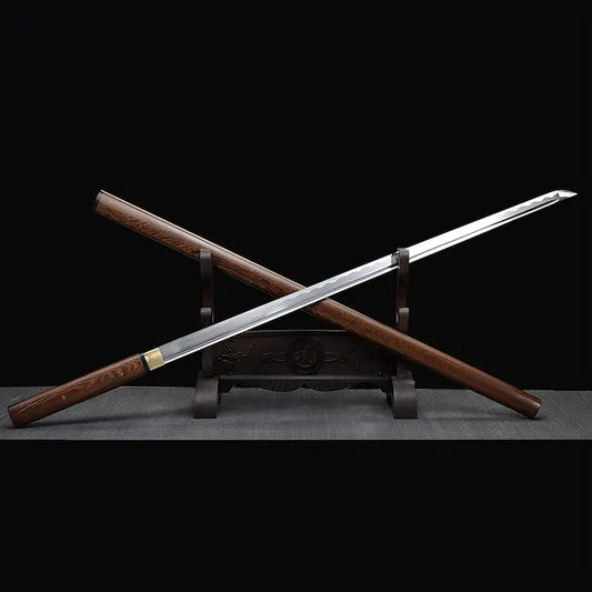 Katana japonais Shirasaya en bois de rose, lame acier 1060 forgée – présentation sur support.