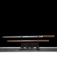 Katana japonais Shirasaya présenté sur support traditionnel, lame et fourreau en bois de rose croisés.