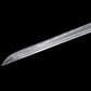 Gros plan sur la lame polie du katana japonais Shirasaya en acier 1060 avec hamon visible.