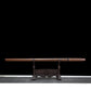 Katana japonais Shirasaya dégainé, lame en acier 1060 reposant sur un support en bois sculpté.