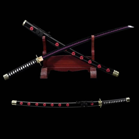 Katana japonais Shusui noir et rouge en acier carbone 1045, exposé sur support en bois, réplique haut de gamme One Piece.
