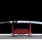 Katana japonais Tomoe Gozen en acier carbone plié 880 couches, avec saya blanc décoré de motifs bleus et finition pourpre.