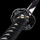 Détail de la garde tsuba noire du katana japonais Tomoe Gozen, poignée traditionnelle tsuka noire en coton et faux cuir.