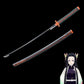 Réplique officielle Demon Slayer – katana Kochou Kanae avec fourreau laqué noir décoré de motifs élégants et lame en acier carbone.