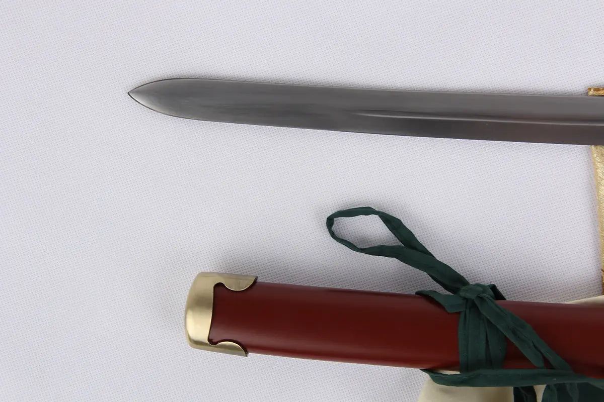 Détail de la pointe de la lame légèrement affûtée, montrant la qualité du polissage et la finesse de la reproduction.