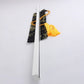 Vue de profil du katana Sasuke Uchiwa Kusanagi de Naruto, fourreau blanc rectiligne posé sur une housse en soie noire à motifs dorés avec cordon jaune, réplique en acier carbone 1045 haut de gamme idéale pour collection et cosplay.