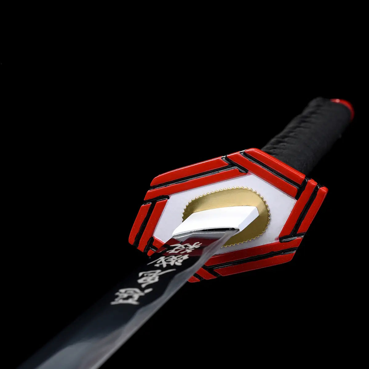 Vue rapprochée de la garde hexagonale rouge et blanche du katana Tomioka Giyuu, réplique sabre Demon Slayer.