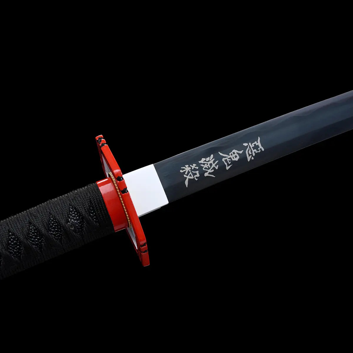 Détail de la gravure japonaise argentée sur la lame du katana Tomioka Giyuu, réplique Demon Slayer élégante et authentique.