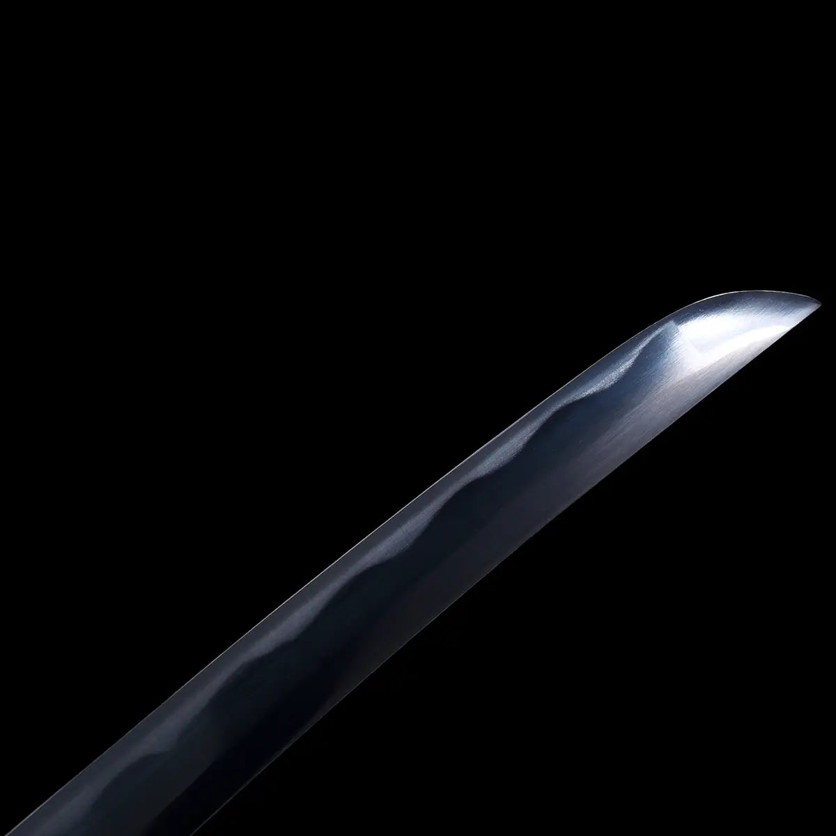 Gros plan sur le hamon de la lame affûtée du katana Tomioka Giyuu, sabre japonais inspiré de Demon Slayer.