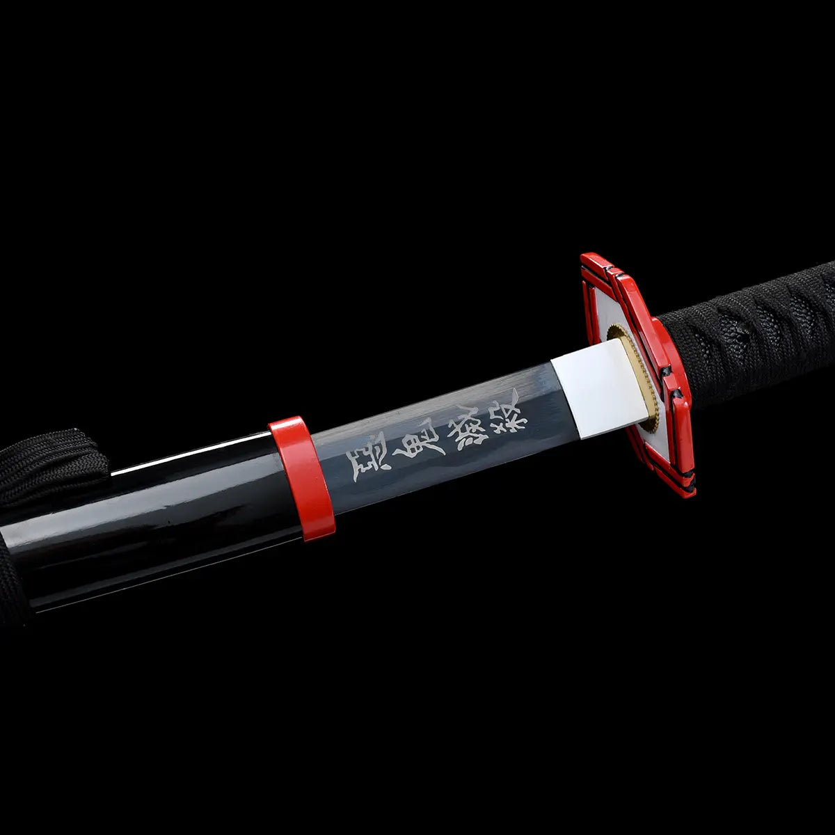 Détail du fourreau noir laqué avec anneau rouge du katana Tomioka Giyuu Nichirin sombre sabre Demon Slayer