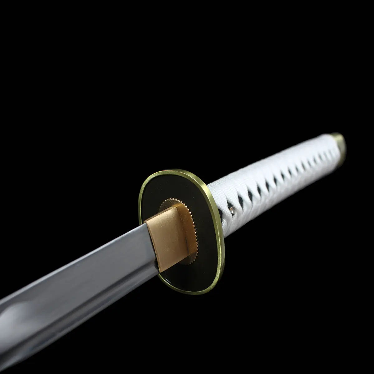 Détail de la garde en laiton et lame tranchante du katana japonais Wado Ichimonji – Blade Bushido