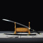 Katana japonais Yubashiri présenté sur support en bois, réplique artisanale du sabre One Piece de Roronoa Zoro.