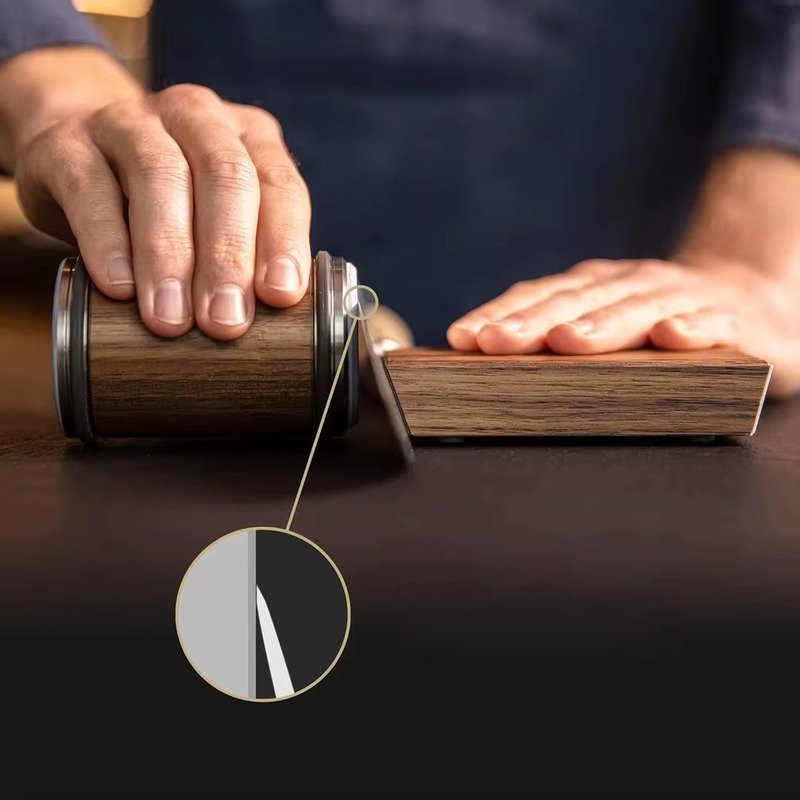  Zoom sur le support magnétique d’affûtage ZenSharp™, mettant en avant le réglage précis de l’angle et la stabilité en silicone.