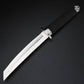Tanto japonais tactique en acier 440C avec lame biseautée et manche noir antidérapant, présenté sur fond noir minimaliste.