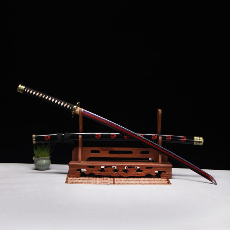 Réplique réaliste en acier carbone du katana Shusui de Roronoa Zoro posé sur un présentoir en bois 