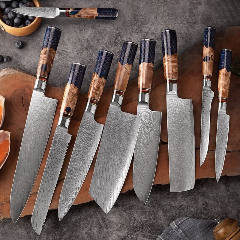 Collection de couteau de cuisine japonais acier damas posé sur une planche a découpé en bois 