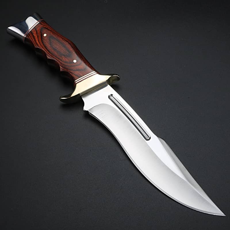 Couteau de chasse bowie avec un manche en bois
