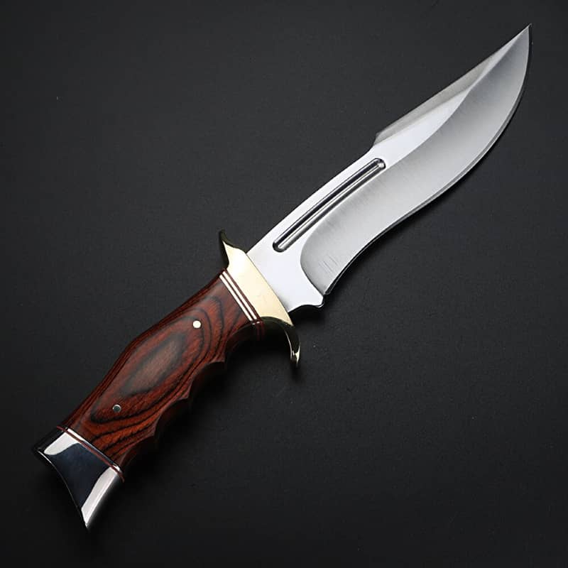 Couteau de chasse bowie avec un manche en bois