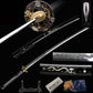 Katana artisanal de prestige en acier T10 forgé san mai  avec un dragon gravé sur la lame et un fourreau noir laqué incrusté de coquillage motif dragon vendu avec un support en bois et un sac en soie   