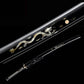 Fourreau de katana Black Dragon en bois laqué de couleur noir incrusté de perle de coquillage qui forme le motif dragon 