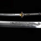 Lame raffiné du katana black dragon en acier t10 avec un dragon gravé sur la lame et doté d'une ligne de  hamon véritable