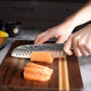 découpe de filet de saumon avec le santoku de la collection Kurogane