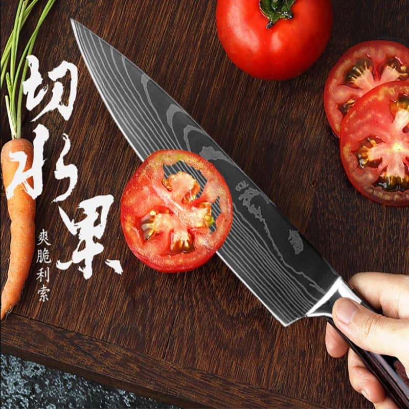 Couteau de chef japonais collection Kurogane découpe de tomate 