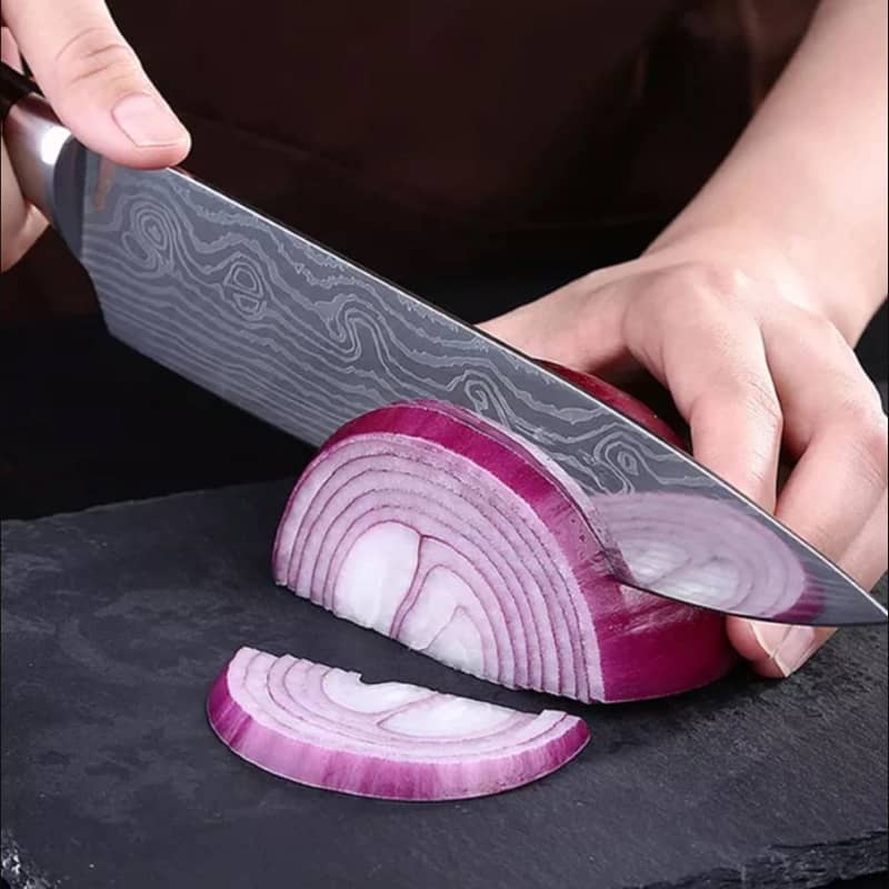 Couteau de chef japonais collection Kurogane découpe d’oignon 
