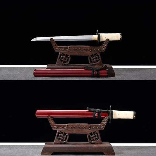 Couteau traditionnel de samouraï tano couleur pourpre poser sur un présentoir