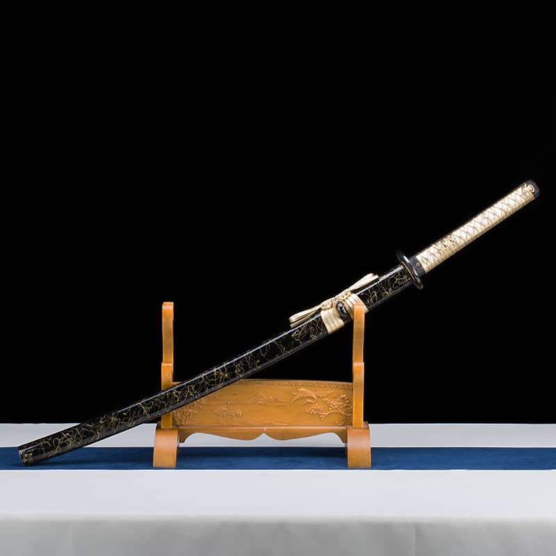 Prestigieux katana de collection manche en cuir doré fourreau en bois laqué noir avec une lame en acier carbone plié tranchant